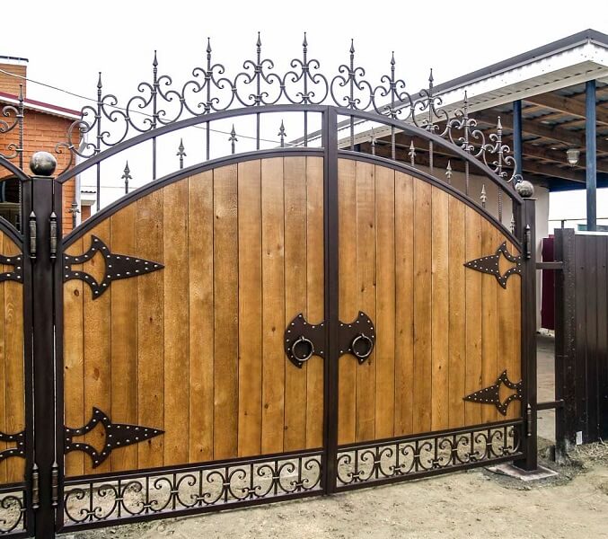Деревянные ворота для частного дома кованые